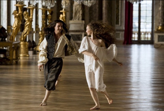 СМИ: Французский исторический сериал «Версаль» закрыли из-за переизбытка сексуальных сцен
